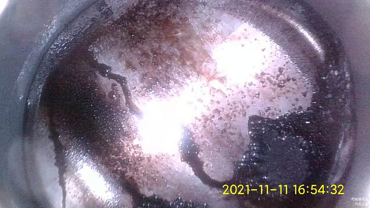 因为是V6缸体是斜着的，还有点积碳，不过已经是很软的感觉，不会拉缸，要是水平普通发动机肯定就干净了