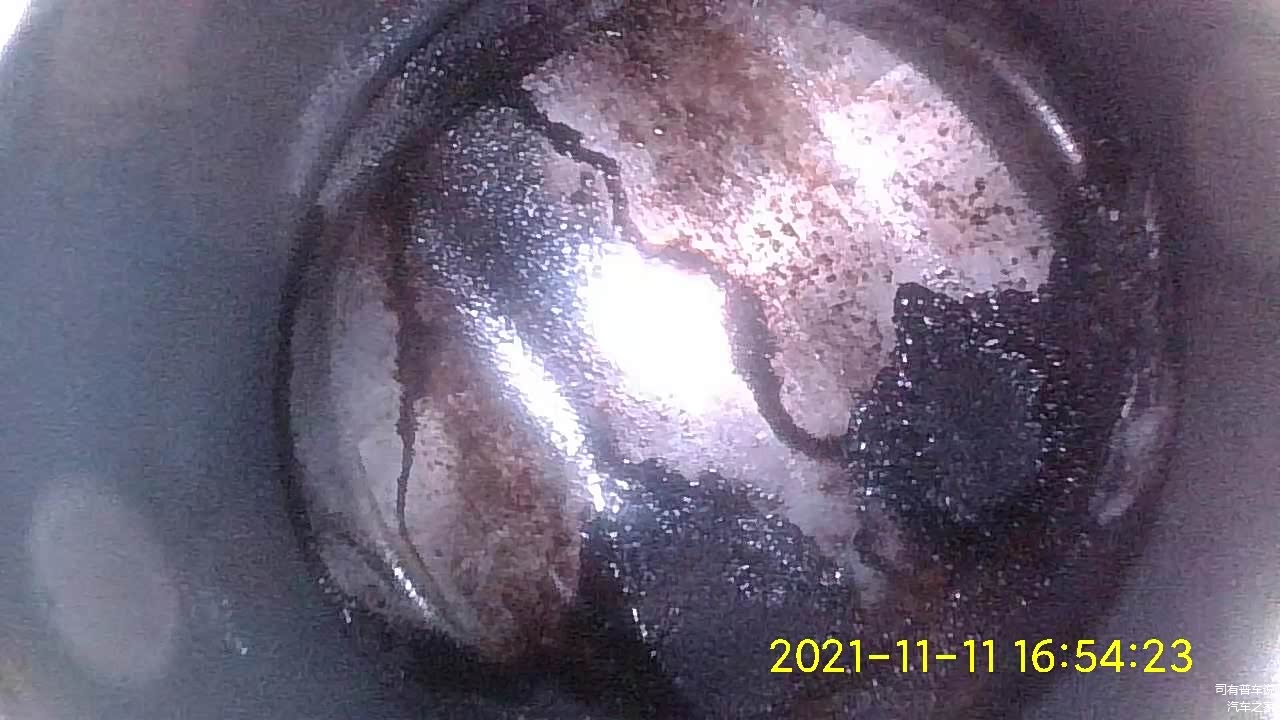 看到了积碳的水流一样的现象，修理厂说再清洁2次就全干净了，顺着这个水流一样的就到下面都干净了