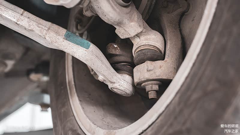 (图：破损的转向拉杆球头)