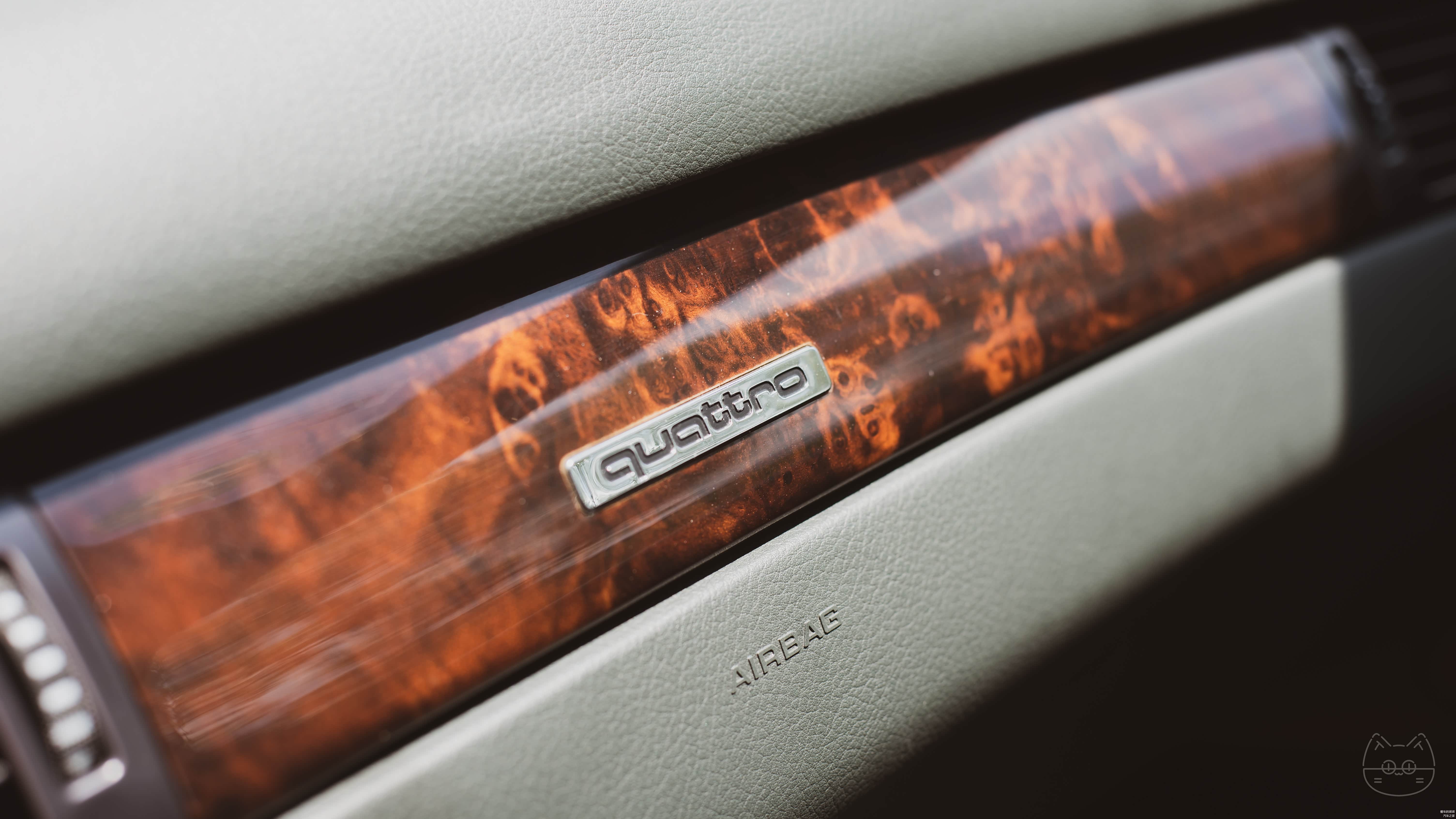 (图：副驾驶侧桃木饰板上的“Quattro”标签)