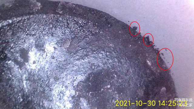 积碳很厚，这个图单独提出来，红色的地方很容易拉缸，一旦拉缸就要大修发动机，目前没有事