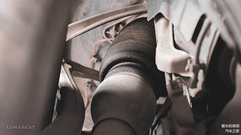 (图：空气避震里的油液出现渗漏)