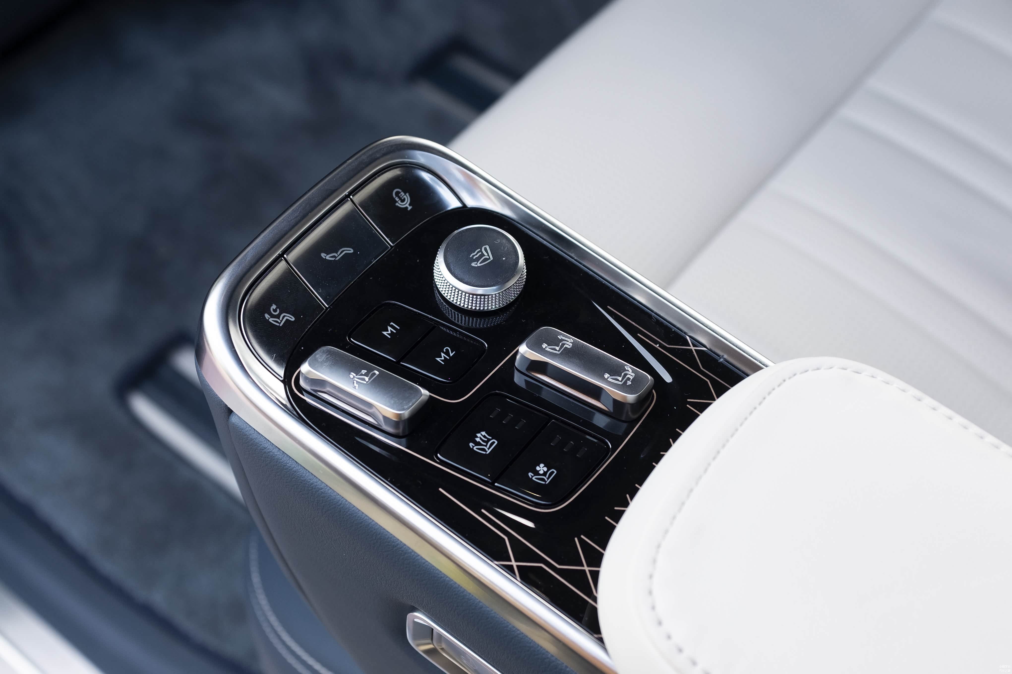 电动调节、座椅通风、加热、按摩等功能