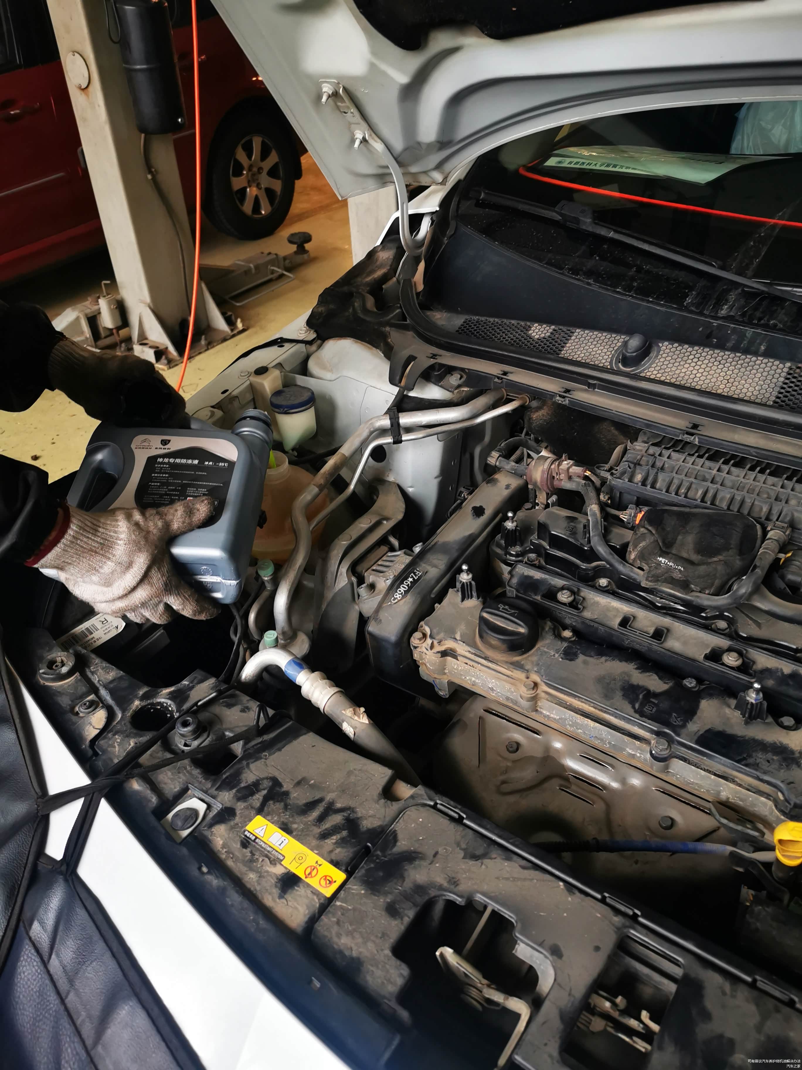 副水壶的防冻液液位稍低，补充防冻液。