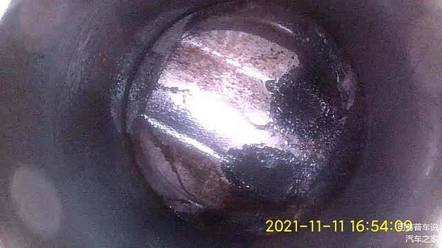 活塞积碳清洁的很干净，因为是V6缸体是斜着的，所以倾斜部分还有点积碳，不过已经是很软的感觉，不会拉缸
