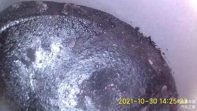 活塞的积碳确实很厚，这是3缸，边上有一些积碳碎末了，很容易拉缸，万幸没有在我车出现