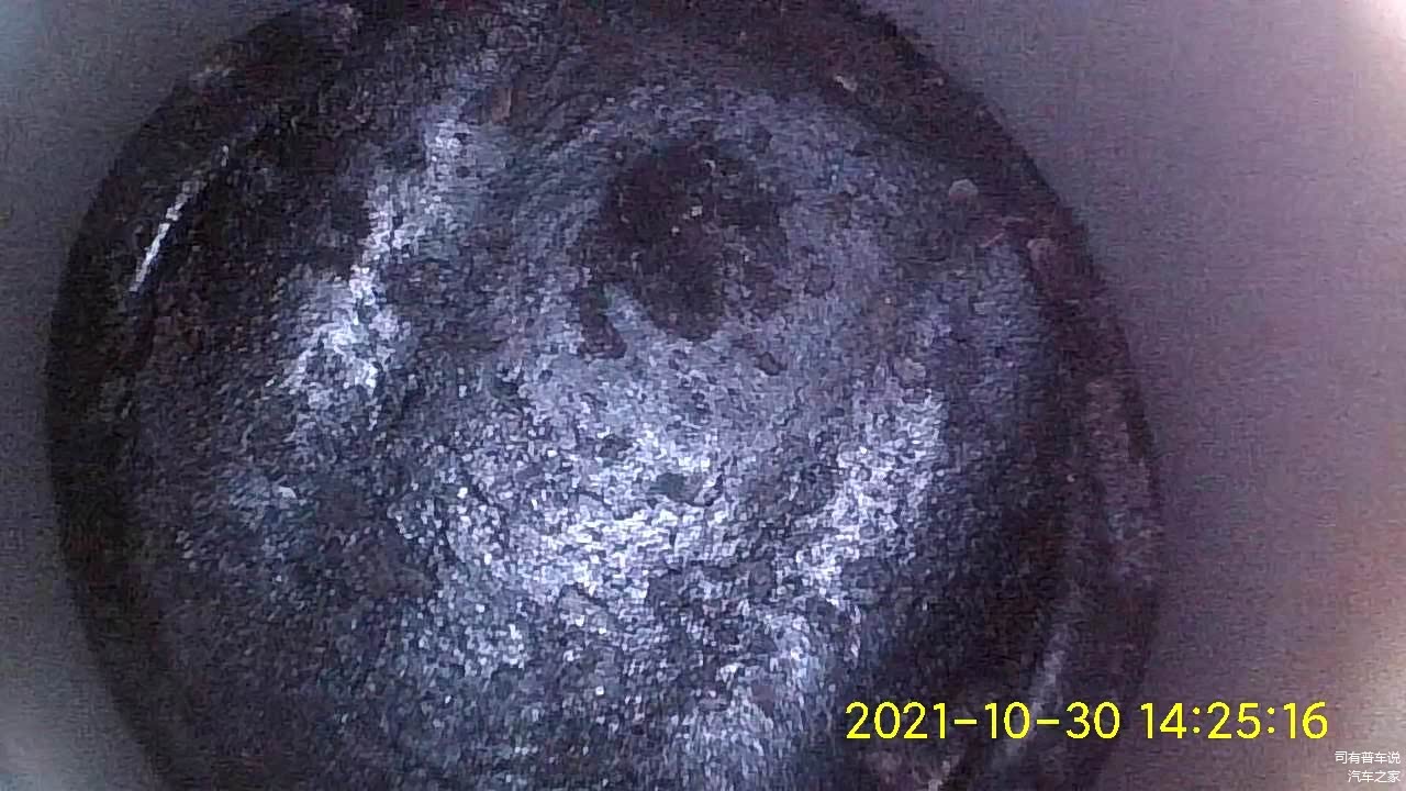 活塞的积碳确实很厚，这是2缸，边上有一些积碳碎末了，很容易拉缸，万幸没有在我车出现