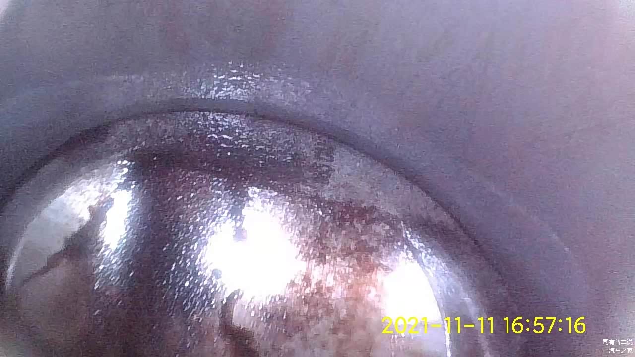 因为是V6缸体是斜着的，还有点积碳，不过已经是很软的感觉，不会拉缸，要是水平普通发动机肯定就干净了