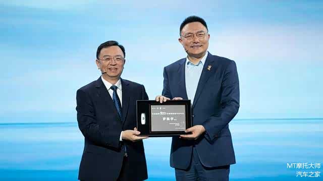 王传福向罗振宇交付比亚迪第500万辆新能源汽车——腾势N7