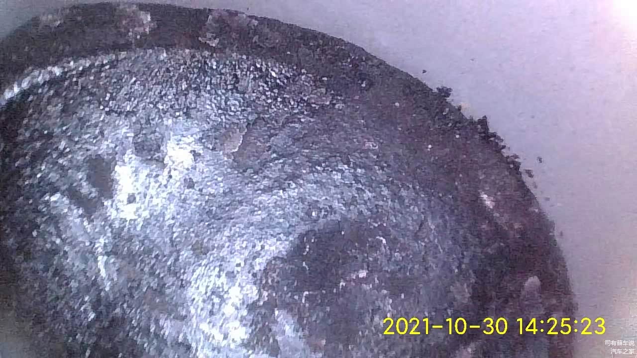 活塞的积碳确实很厚，这是2缸，边上有一些积碳碎末了，很容易拉缸，万幸没有在我车出现