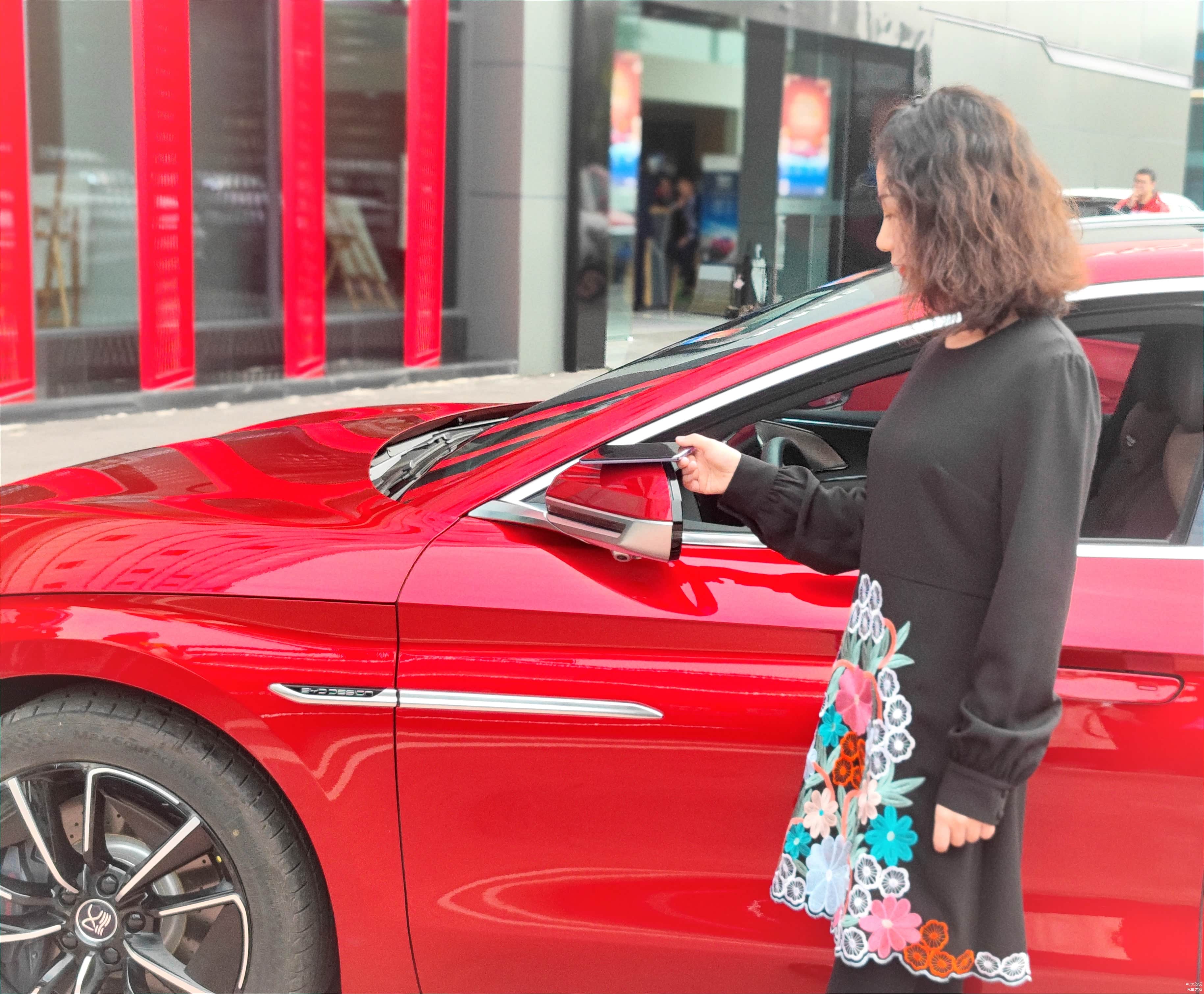 手机NFC也是车钥匙，靠近后视镜可解锁车门