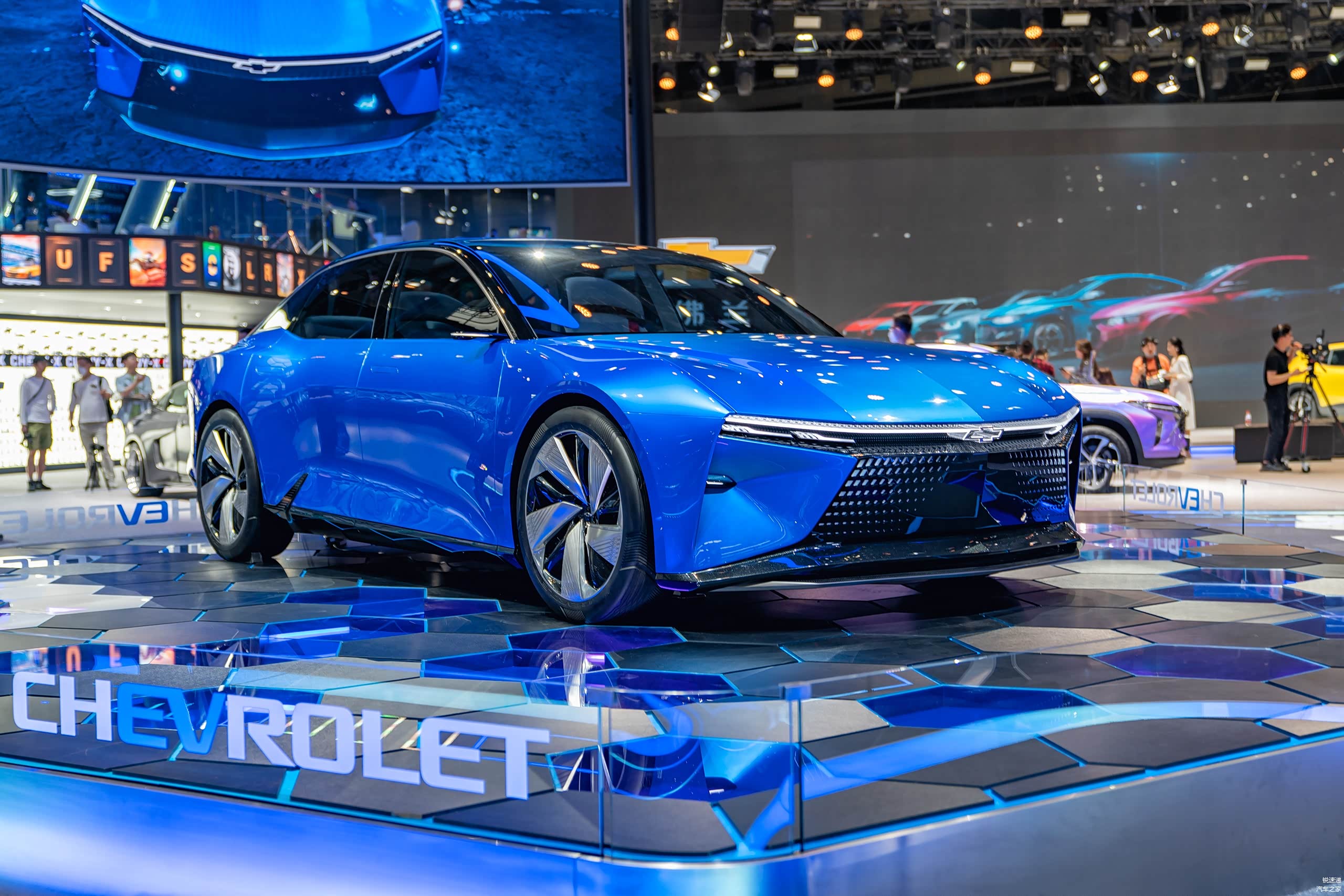 雪佛兰FNR-XE纯电概念车，且雪佛兰将CHEVROLET字样标识中的EV特地用蓝色突显电动基因