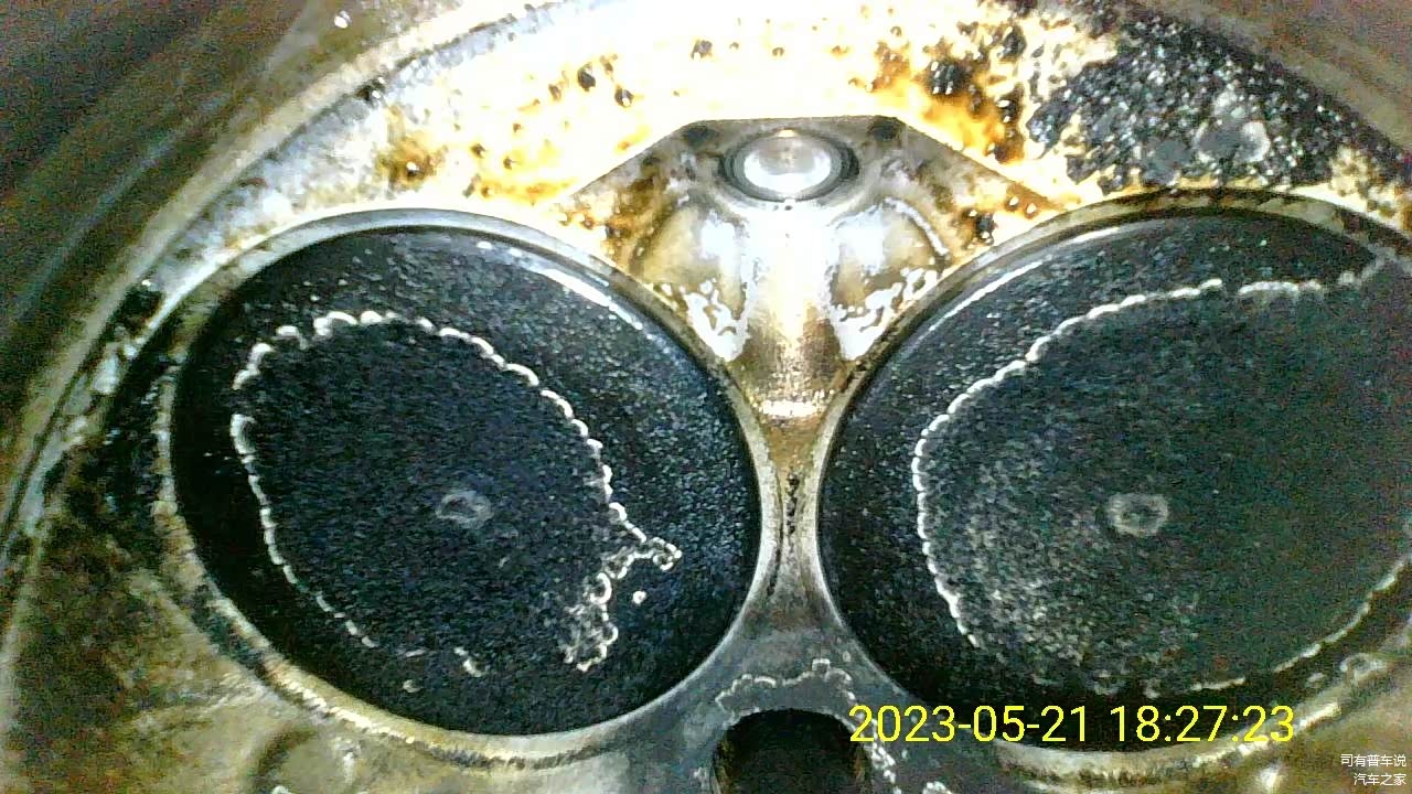 进排气门上的积碳还是有的，但是其他部位积碳清理的很干净了
