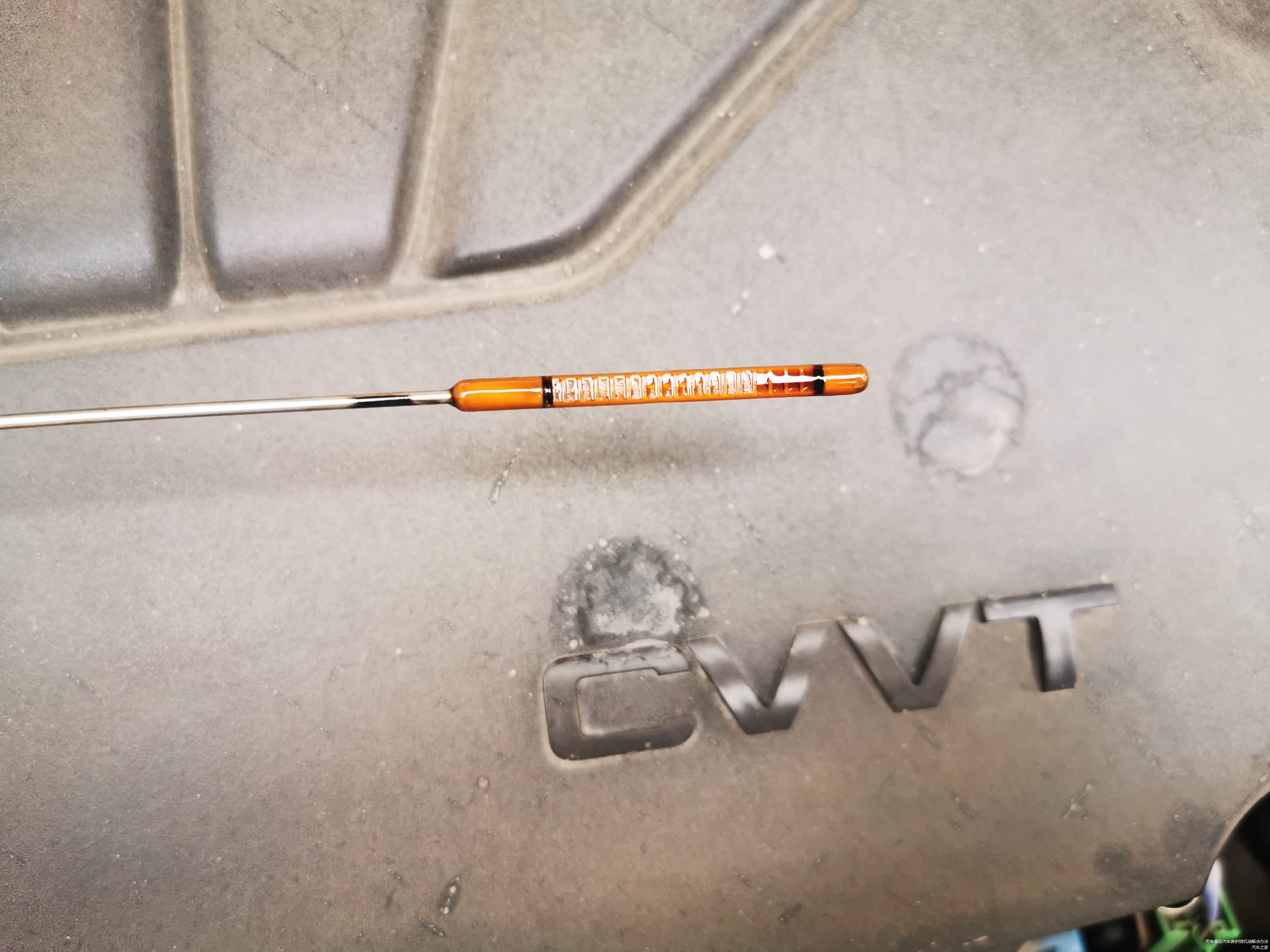 先查看机油尺液位。在中下位置，保养时候机油在最上限的位置，从5000公里后机油衰减比较明显，机油开始