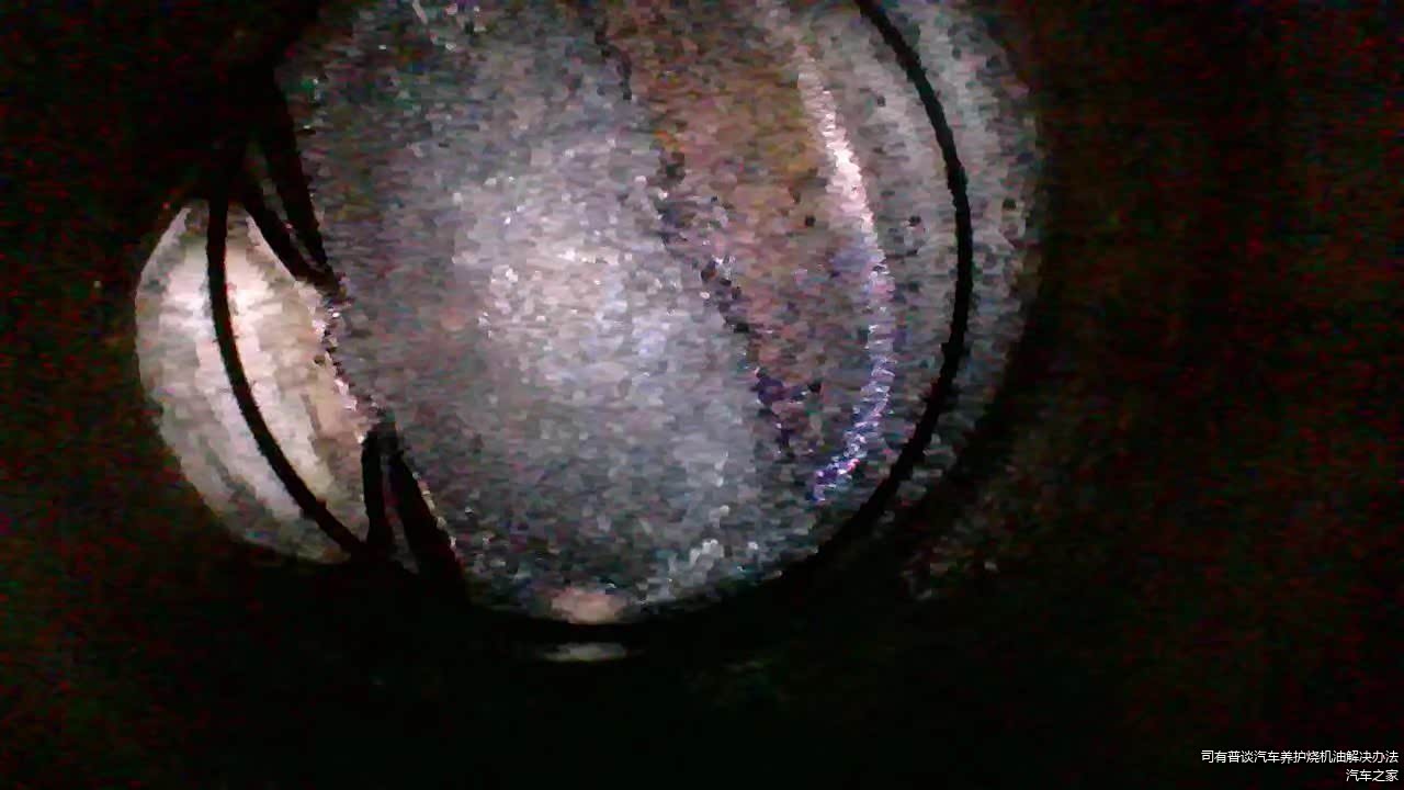 内窥镜检查燃烧室，只有薄薄一层积碳。
