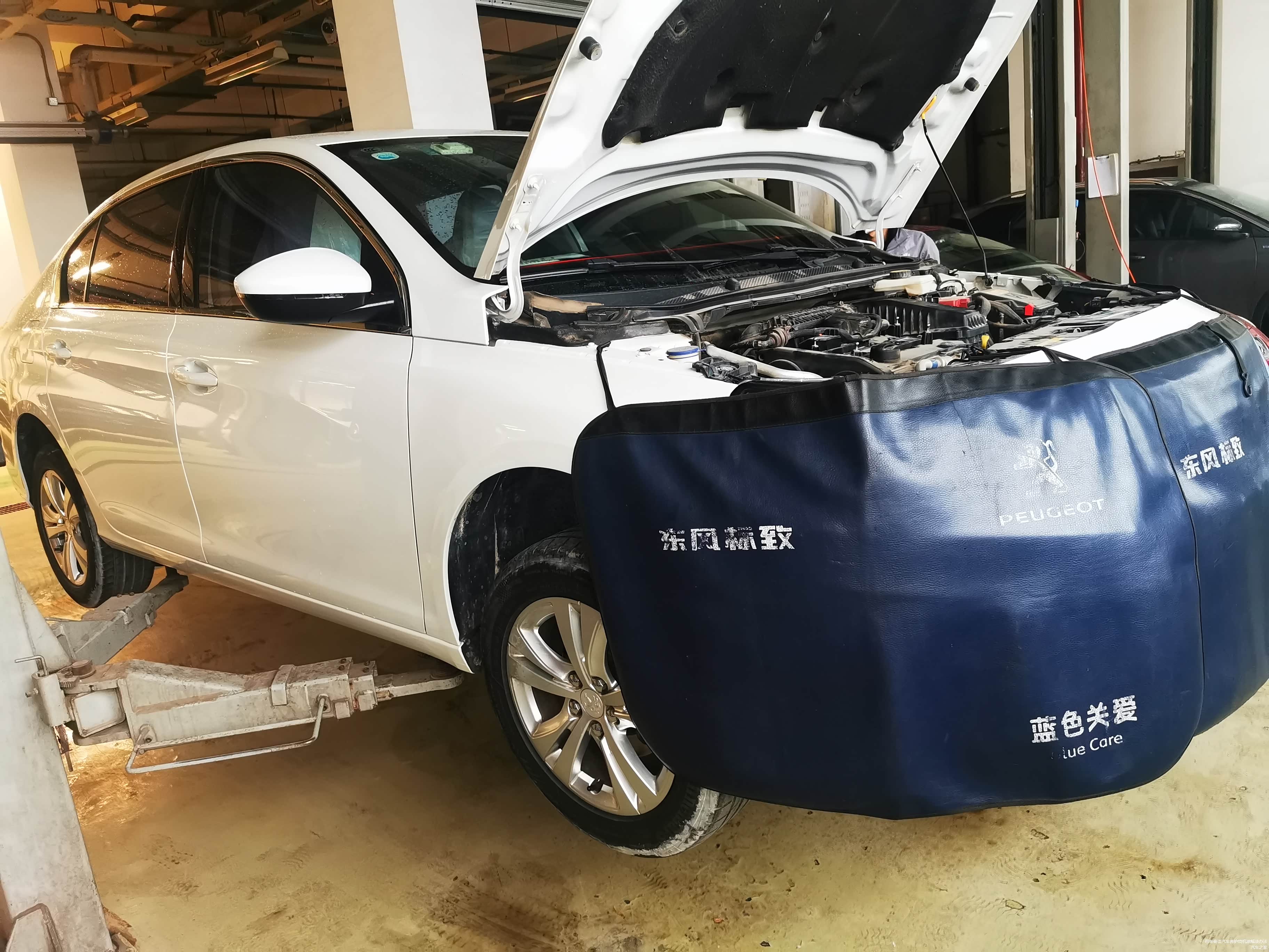 将车升起，检查轮胎，底盘。