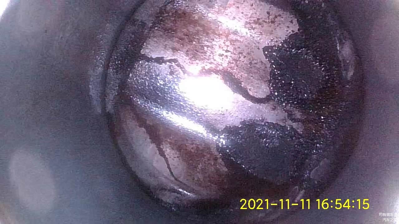 因为是V6缸体是斜着的，还有点积碳，不过已经是很软的感觉，不会拉缸，要是水平普通发动机肯定就干净了