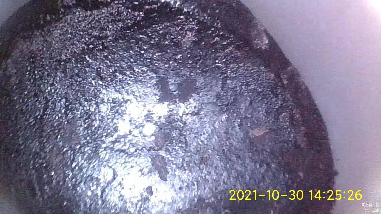 活塞的积碳确实很厚，这是2缸，边上有一些积碳碎末了，很容易拉缸，万幸没有在我车出现