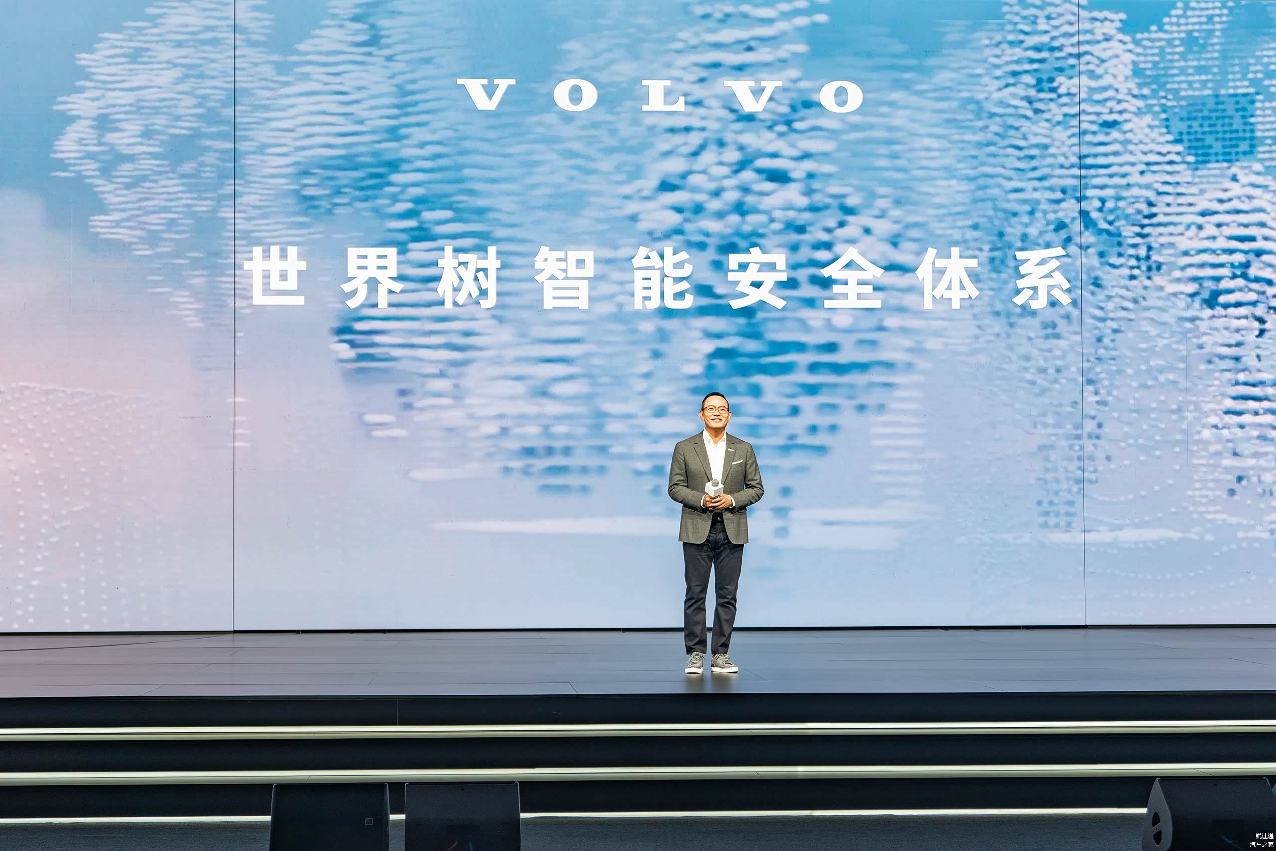 就在车展前夕沃尔沃发布了世界树智能安全体系，EX90是基于该体系的首款车型，意在电动时代继续引领安全