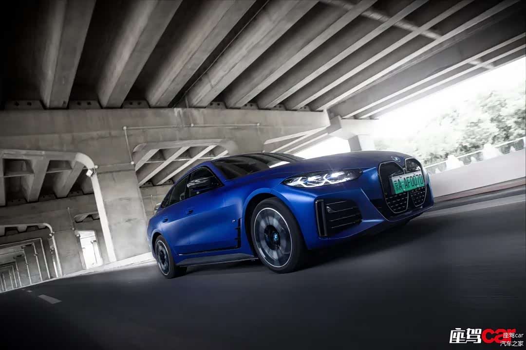 宝马并没有赋予SPORT BOOST模式一个单独的实体按键，但是它搞事情的能力我们一点也不能小觑。