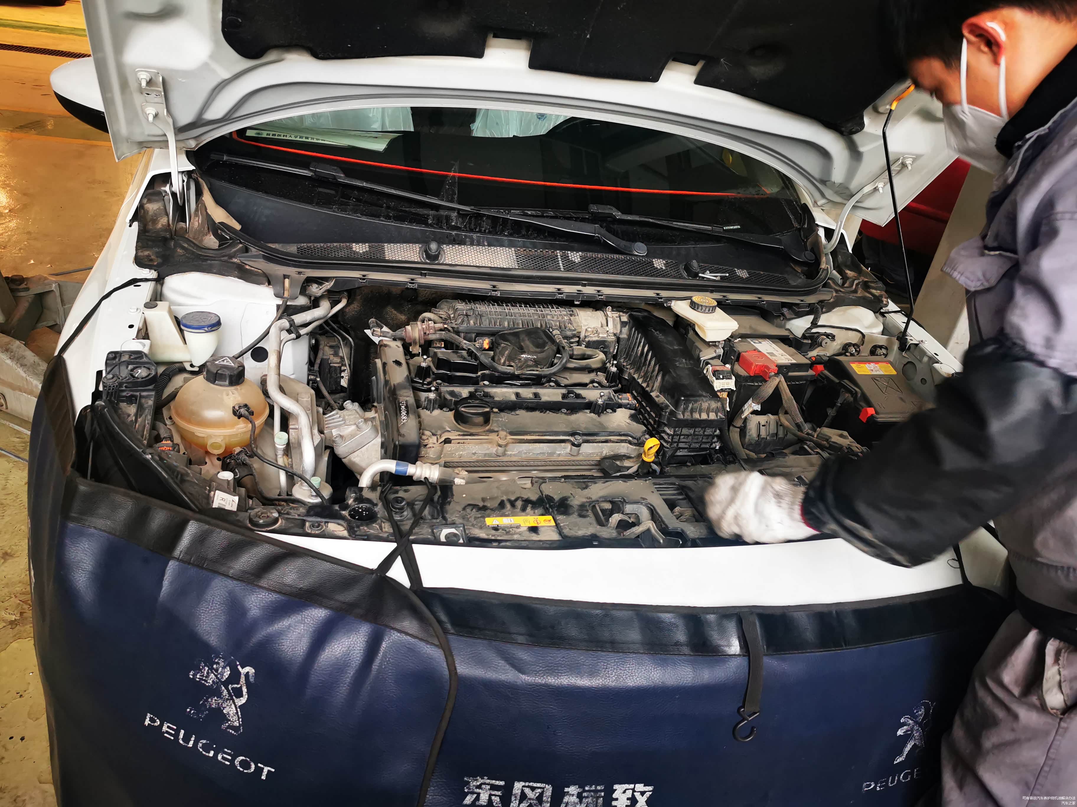 将空气滤芯外壳装回车上。