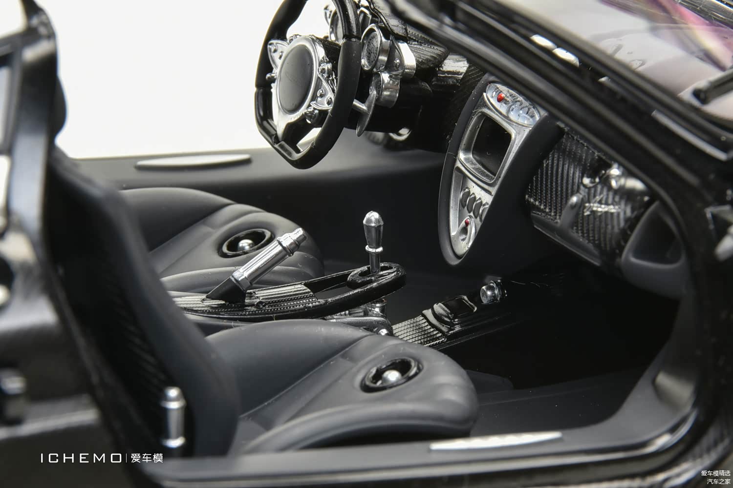 参考图：AUTOart 黑盒 Huayra