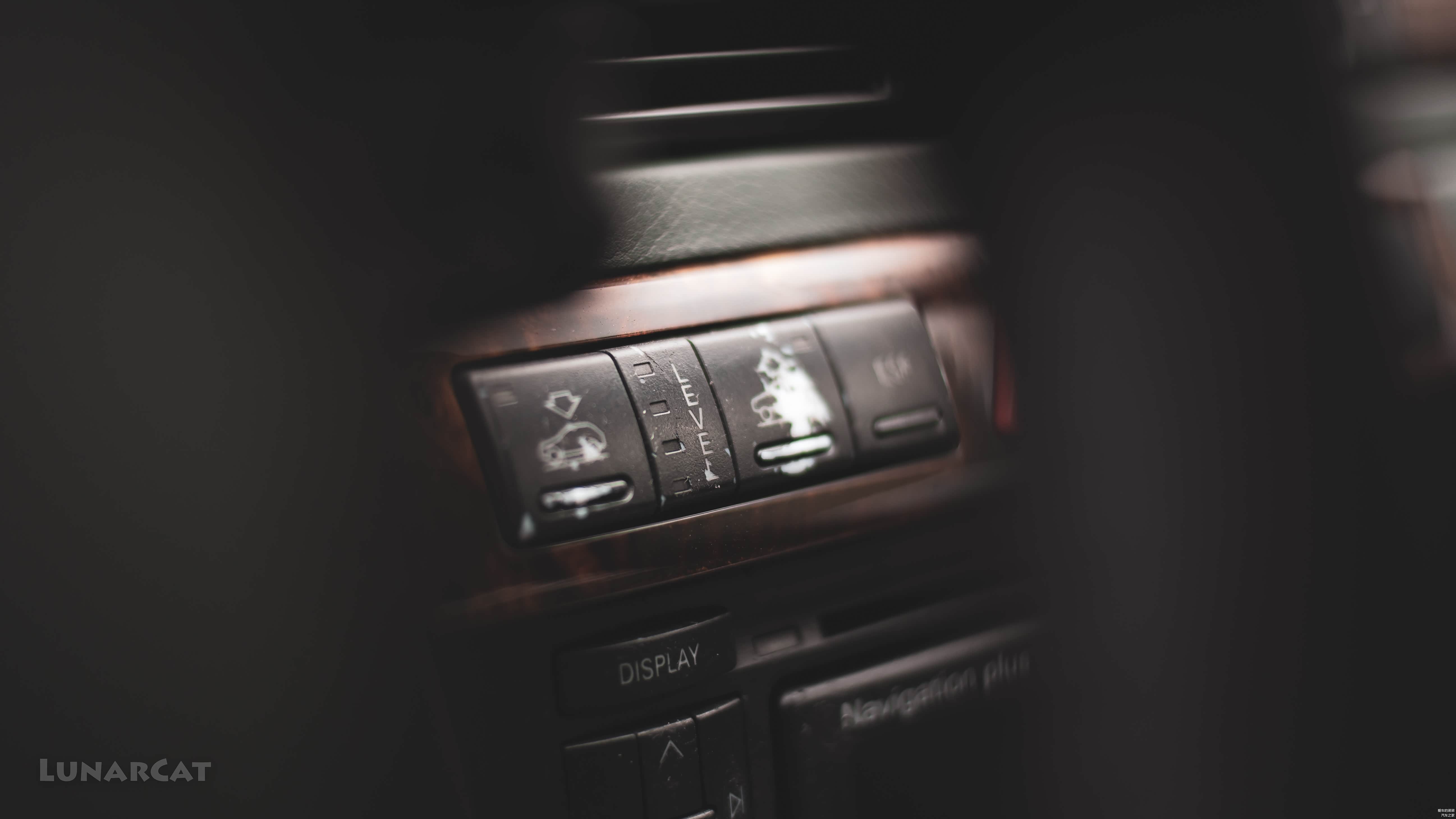 (图：空气悬架调节按键)