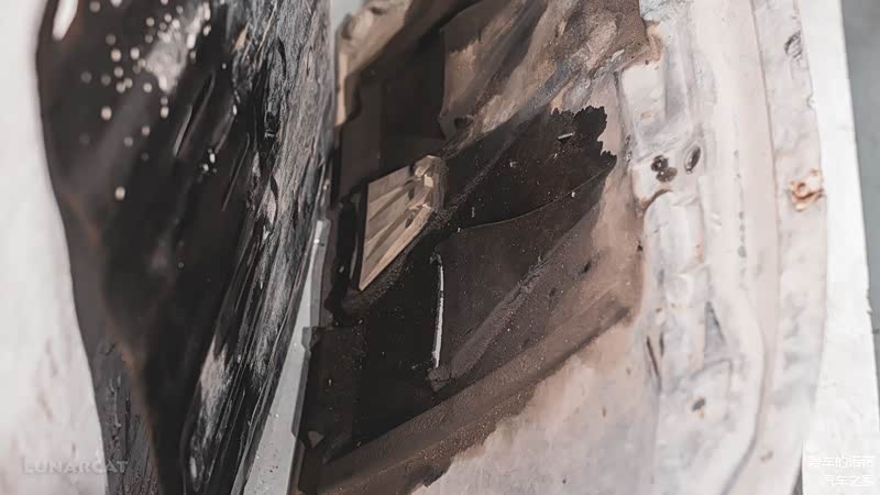 (图：被机油浸湿的发动机下护板)