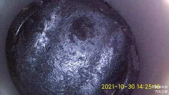 活塞的积碳确实很厚，这是4缸，和上面的几个缸体的情况差不多