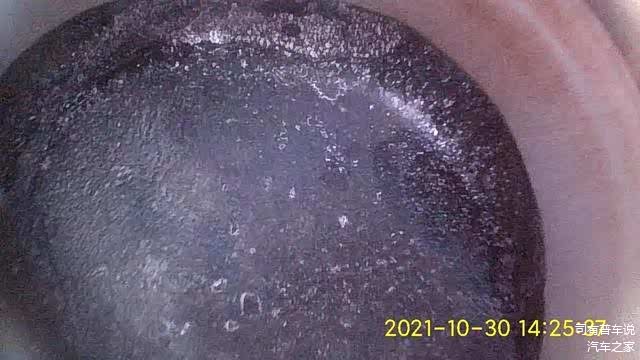 这是6缸也没有拉缸，但是积碳依旧和前4缸一样非常厚重。