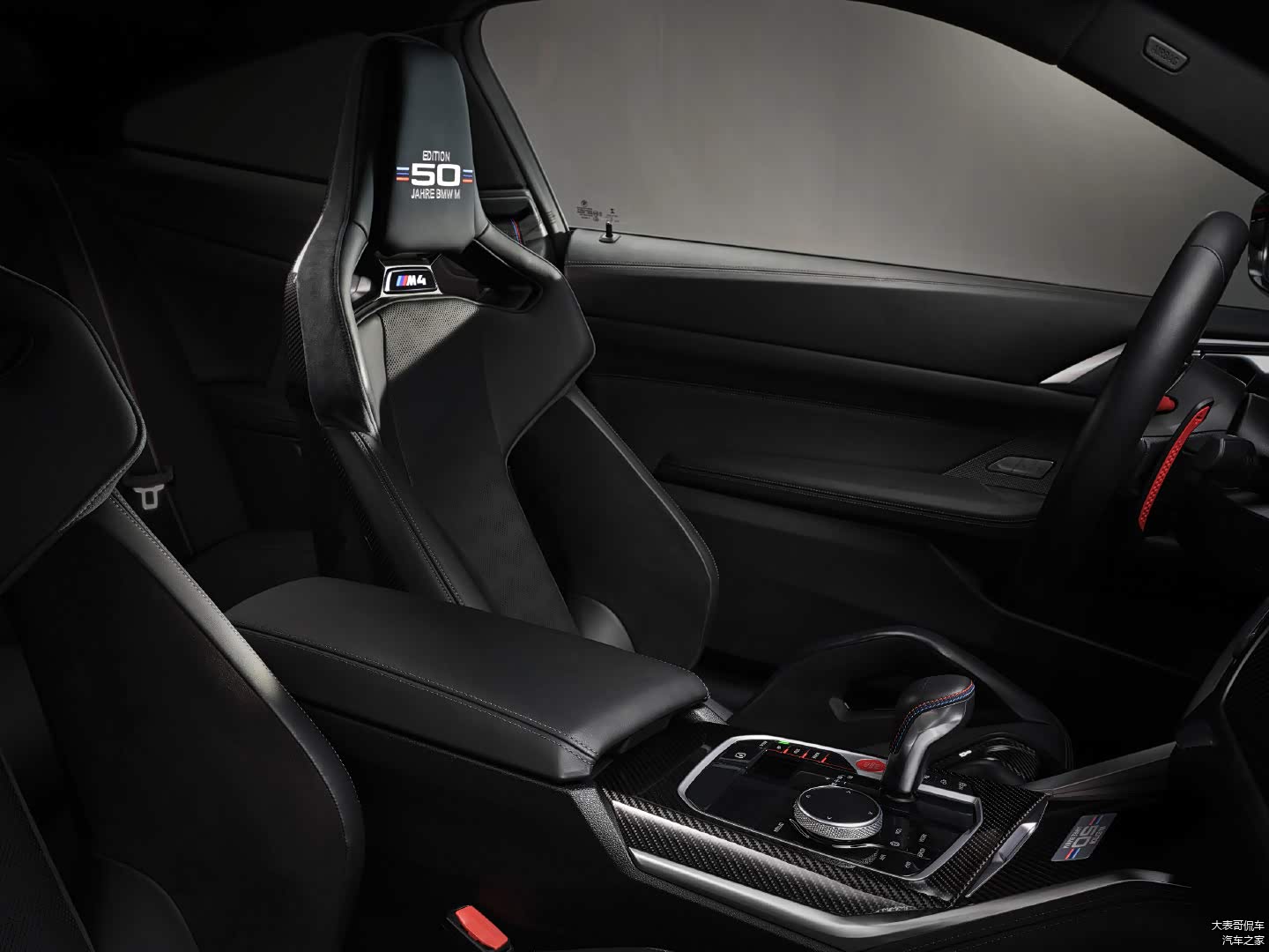 桶装一体式座椅，靠枕处也印有LOGO