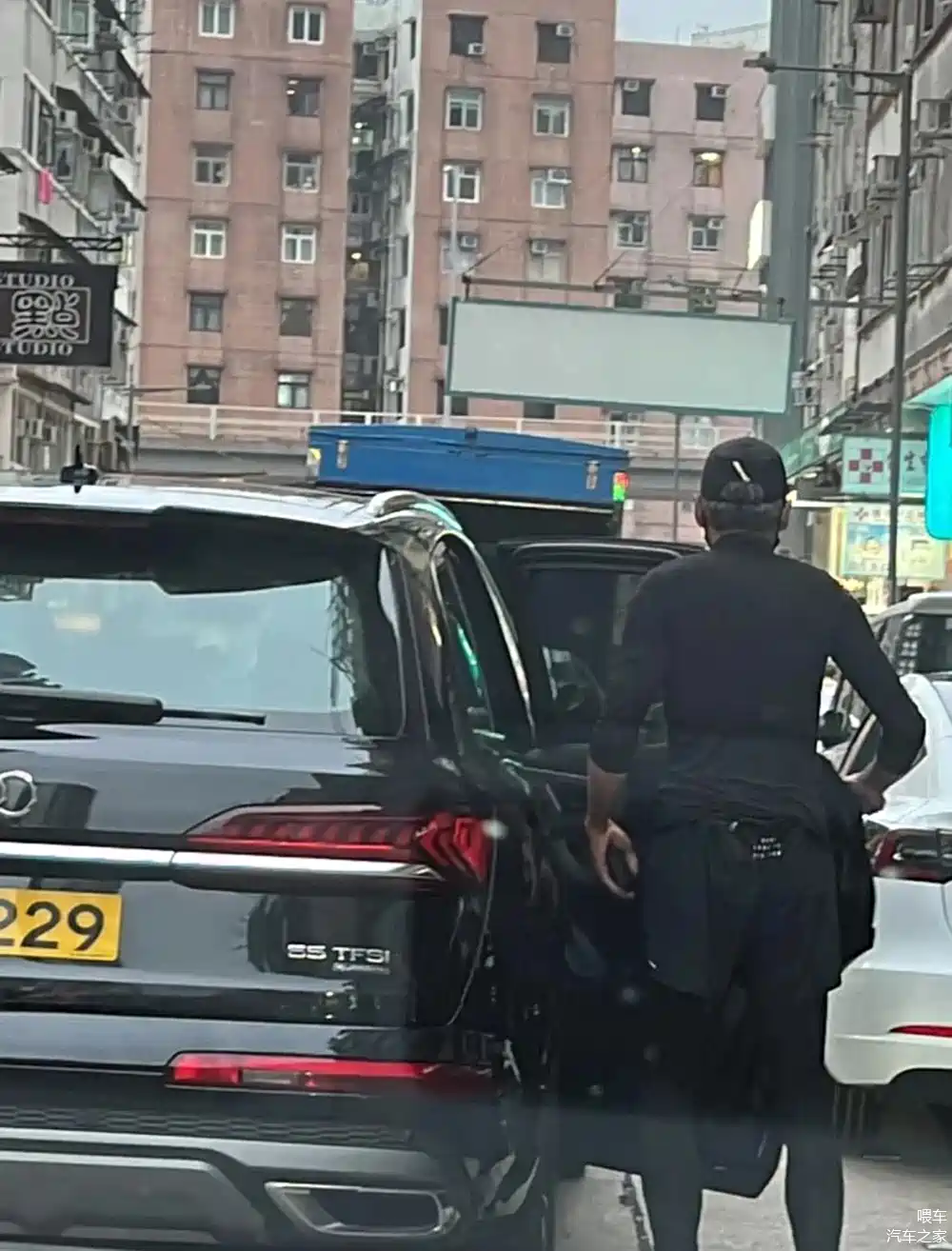 周润发的座驾,买了3台车都是同一款,曾收藏奔驰车