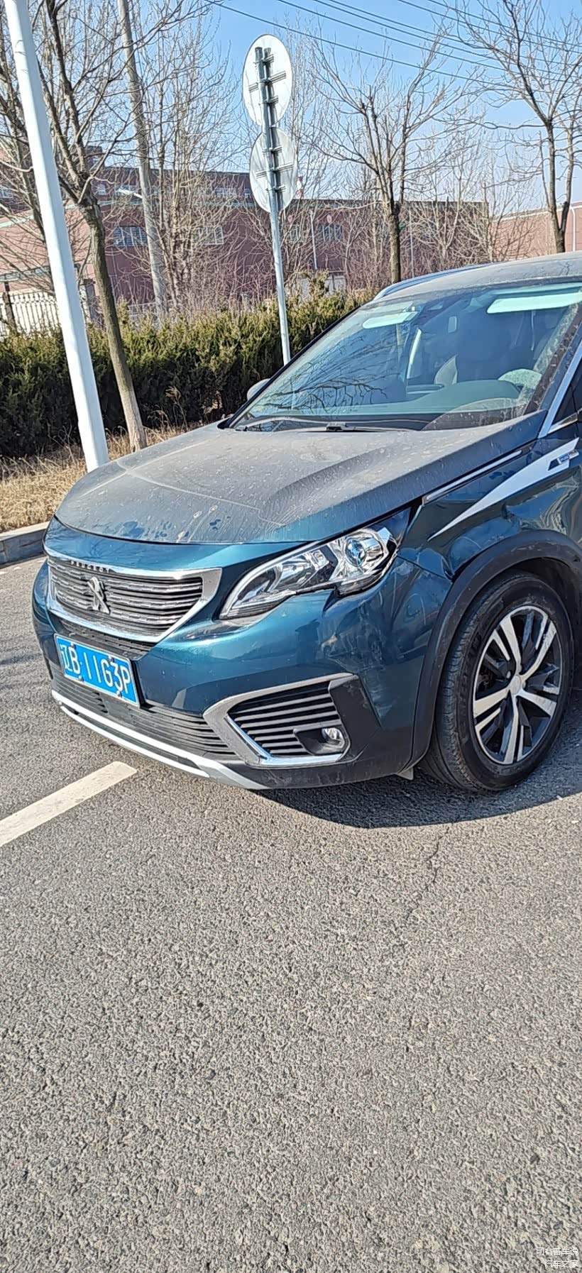 受伤的翼子板，进行了更换