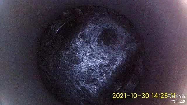 6缸放大了看，一样很严重的积碳，唉，没想到是这样的结果，早知道就早点清洁油路了