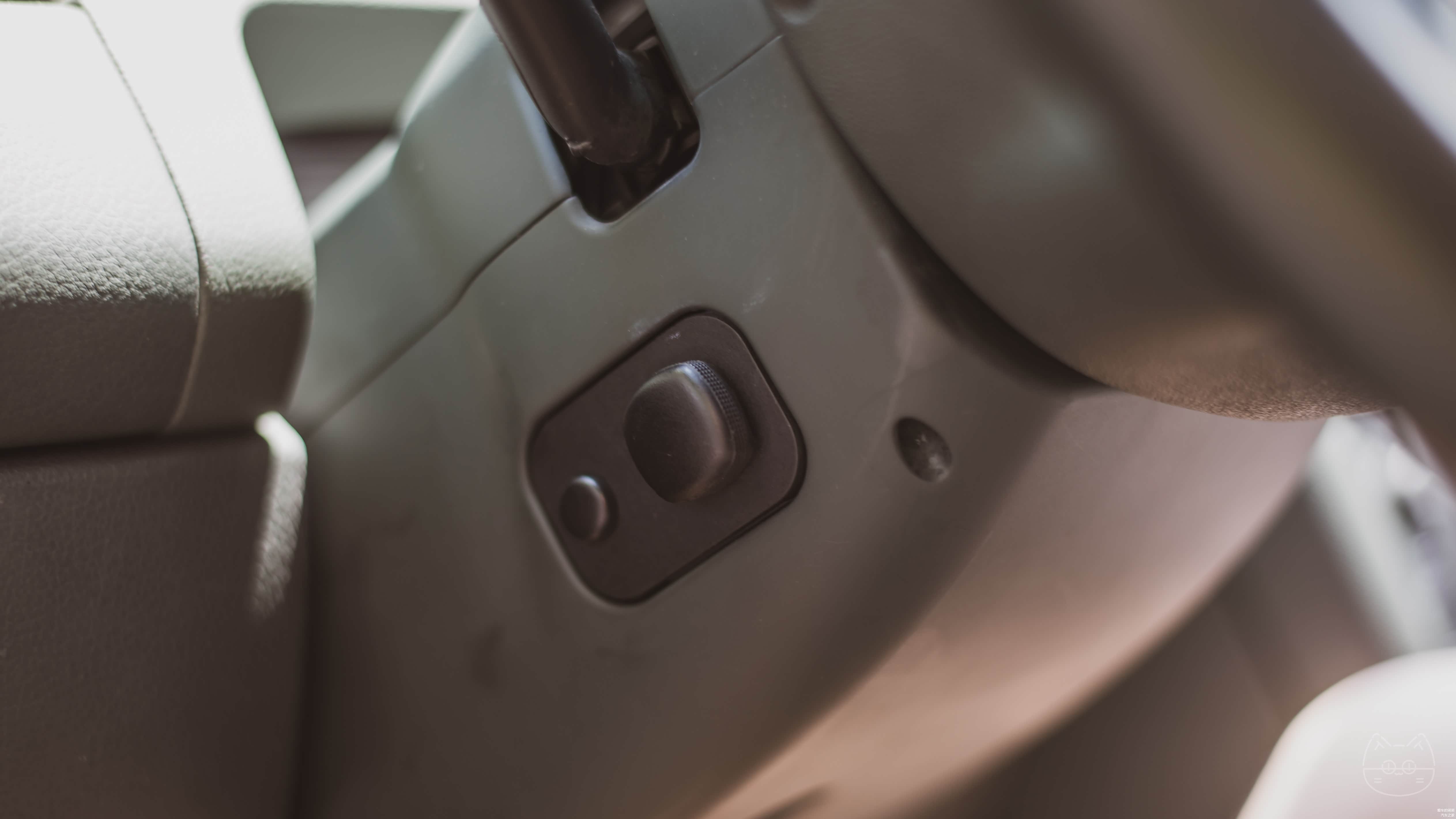 (图：方向盘电动调节拨杆以及加热开关)