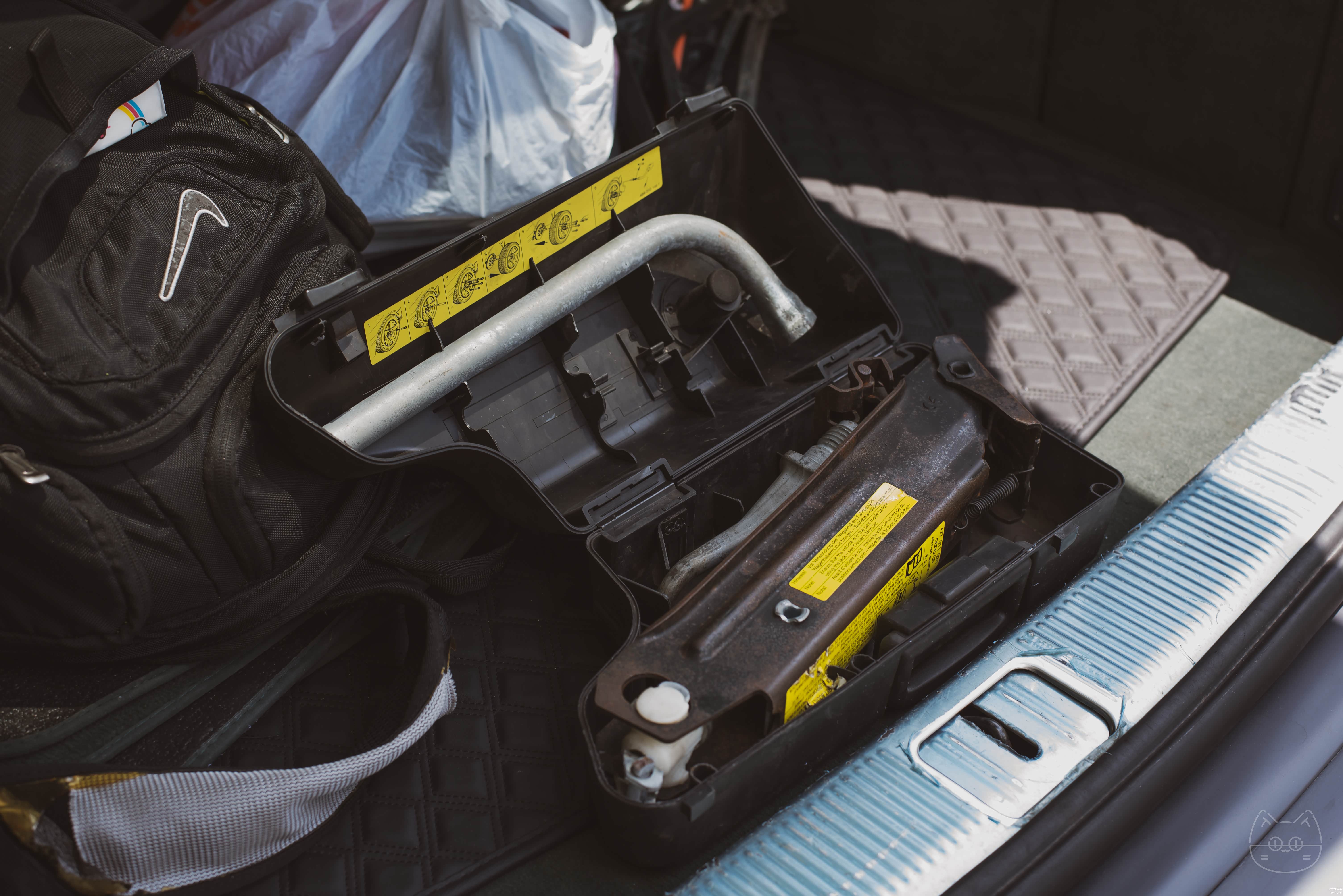 (图：千斤顶等工具单独用了一个塑料盒子收纳起来)