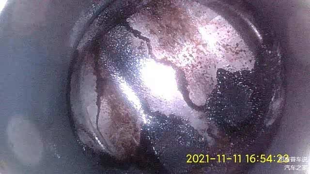 看到了积碳的水流一样的现象，修理厂说再清洁2次就全干净了，顺着这个水流一样的就到下面都干净了