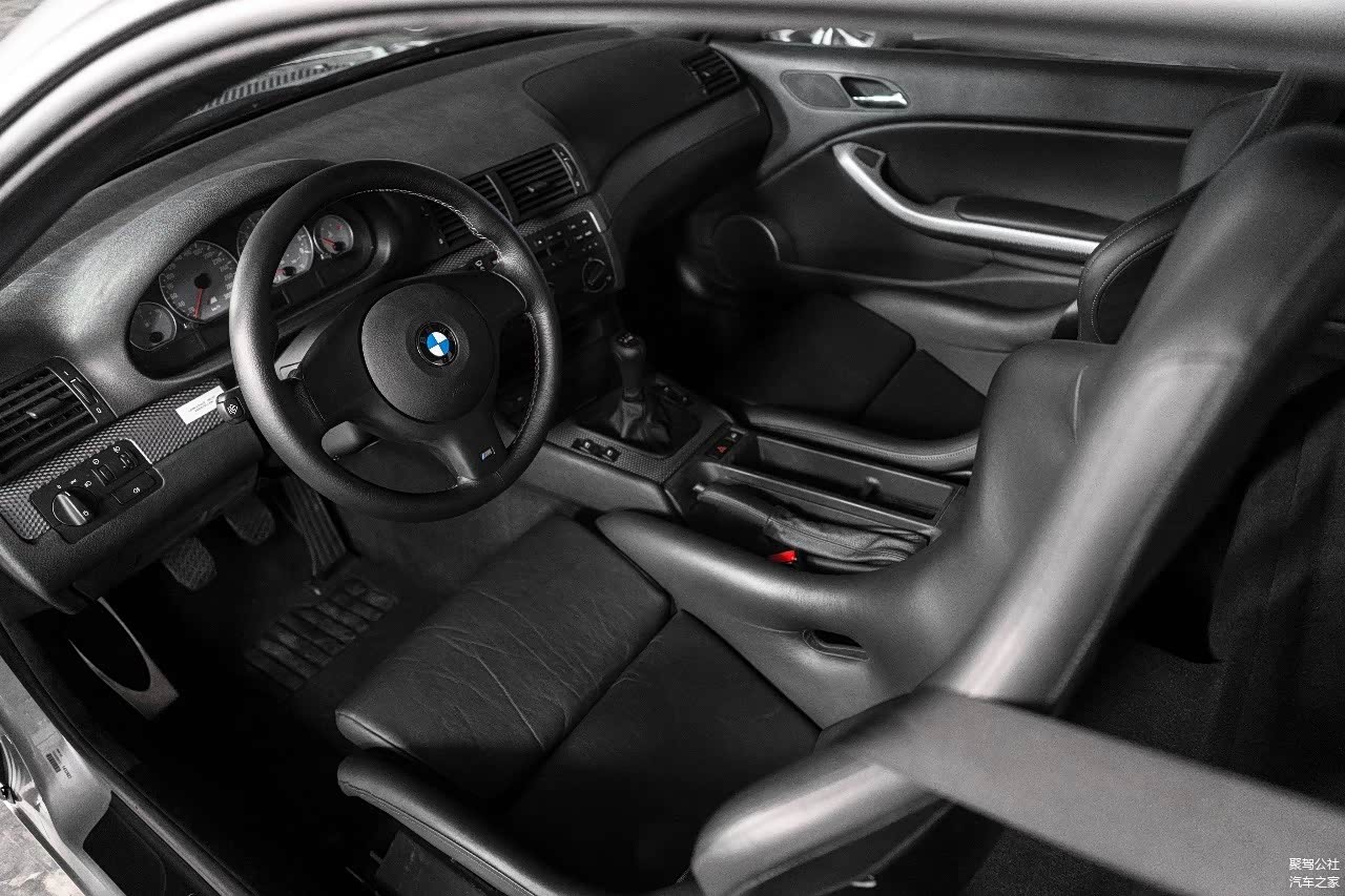 ▲宝马E46 M3 GTR公路版，采用与赛车版一样的P60B40发动机以及6速狗齿手动变速