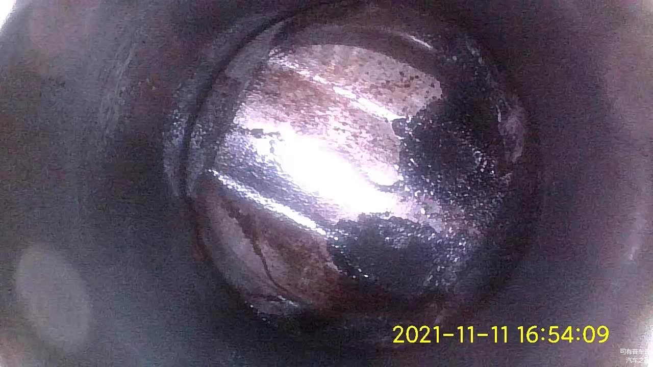 活塞积碳清洁的很干净，因为是V6缸体是斜着的，所以倾斜部分还有点积碳，不过已经是很软的感觉，不会拉缸