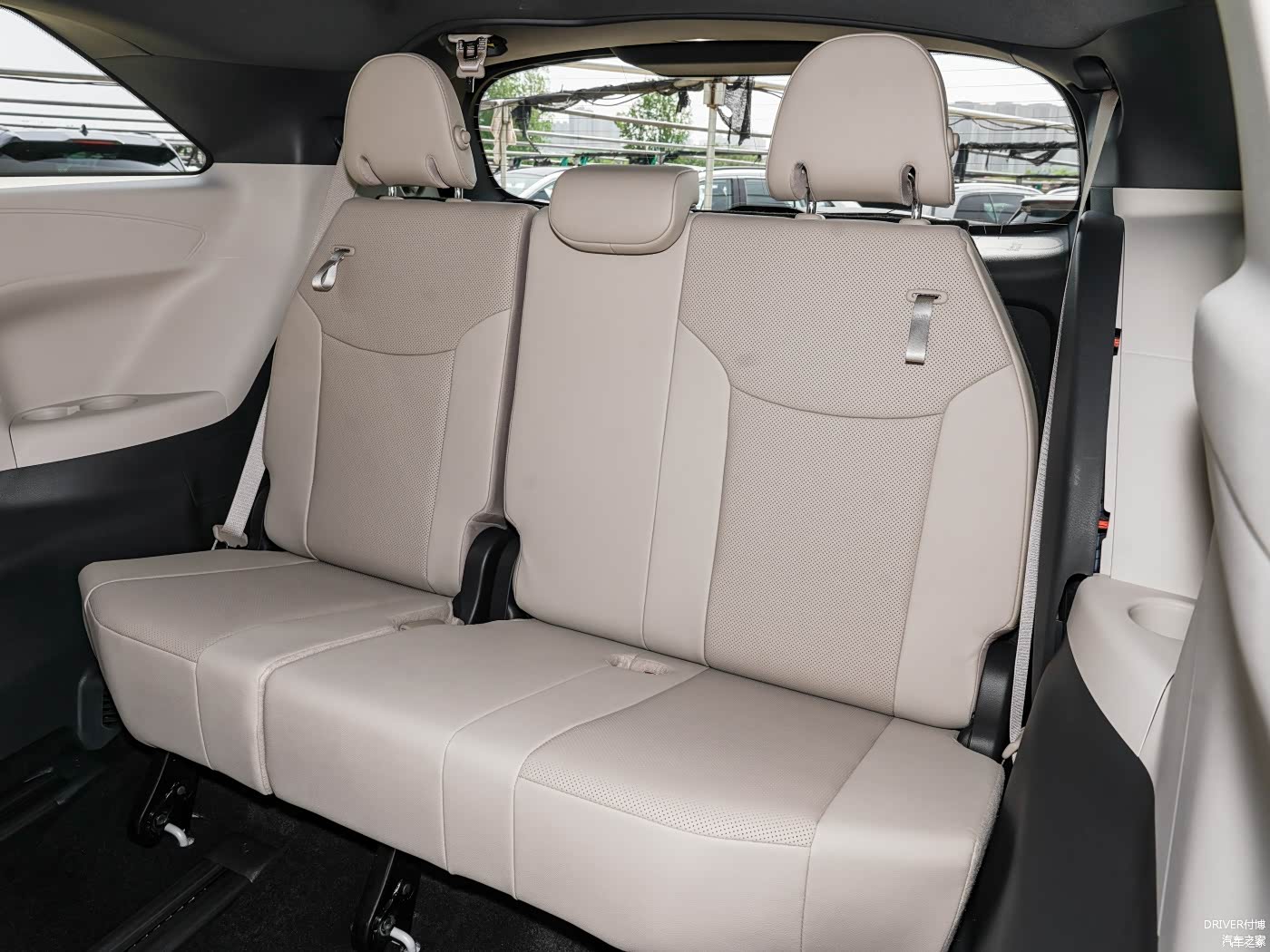第三排座椅的舒适性表现也不错