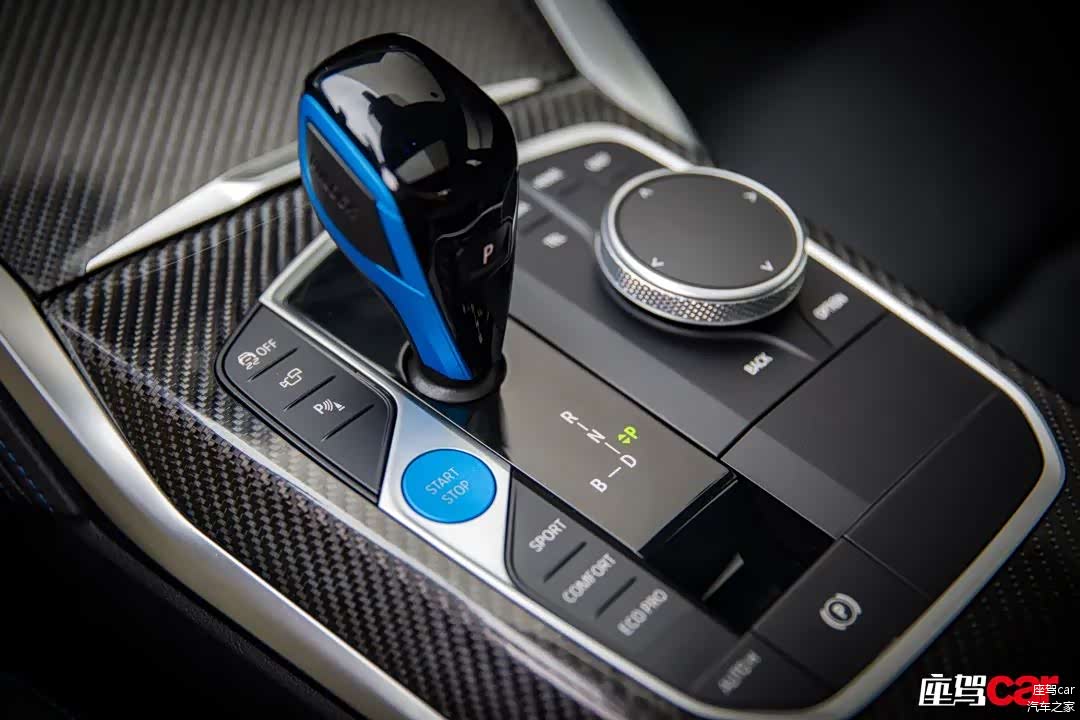 电子挡杆的样式也是宝马i4与i3在内饰上为数不多的差异。