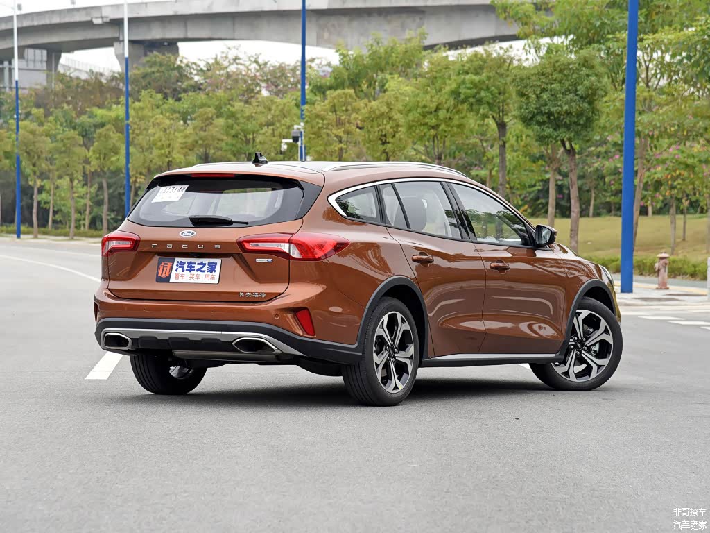 从侧后方视觉看起来，福克斯猎装版远比普通版本多了一份优雅适闲的生活味道