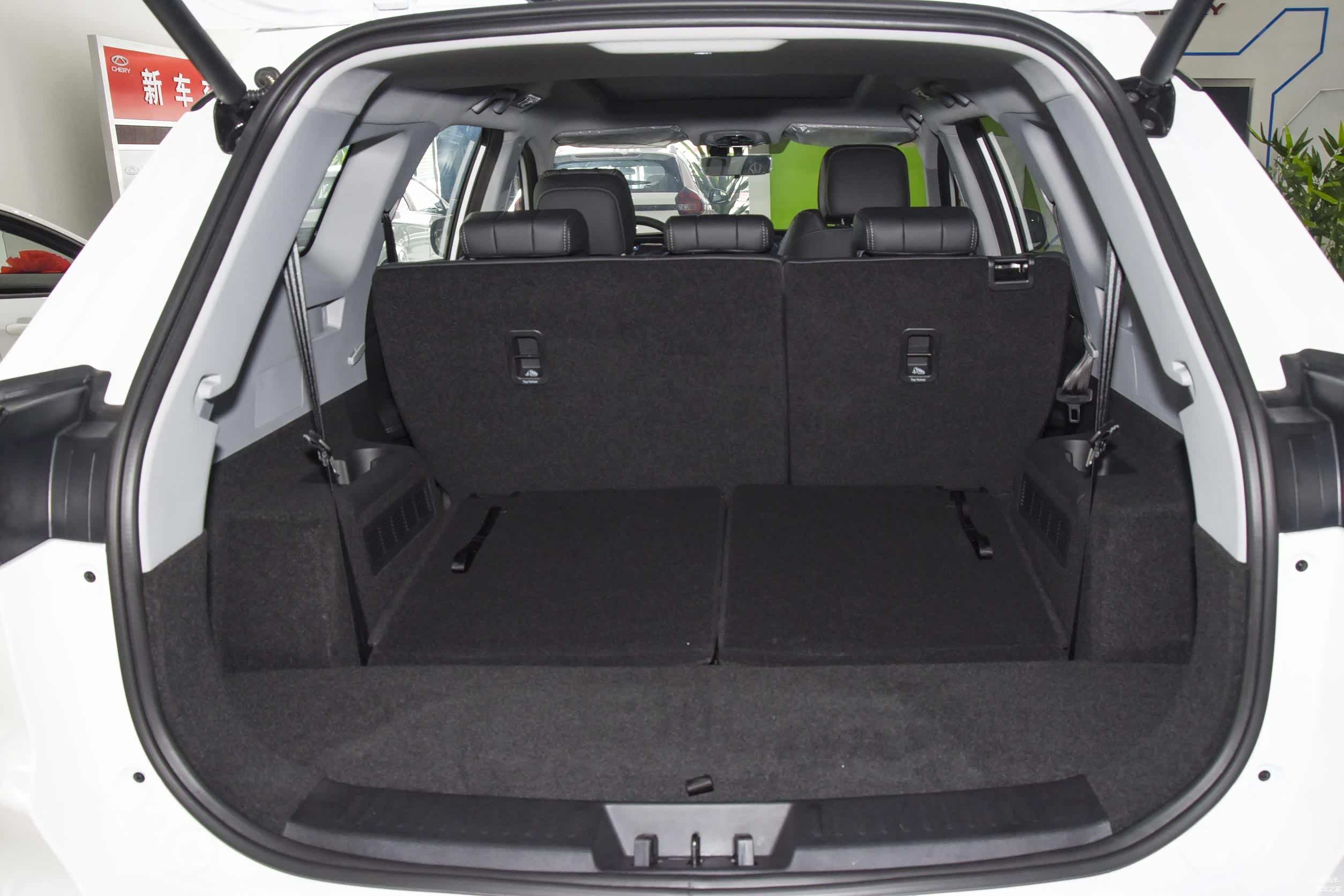 图为瑞虎8 PLUS七座版车型后备厢放倒第二排后实况