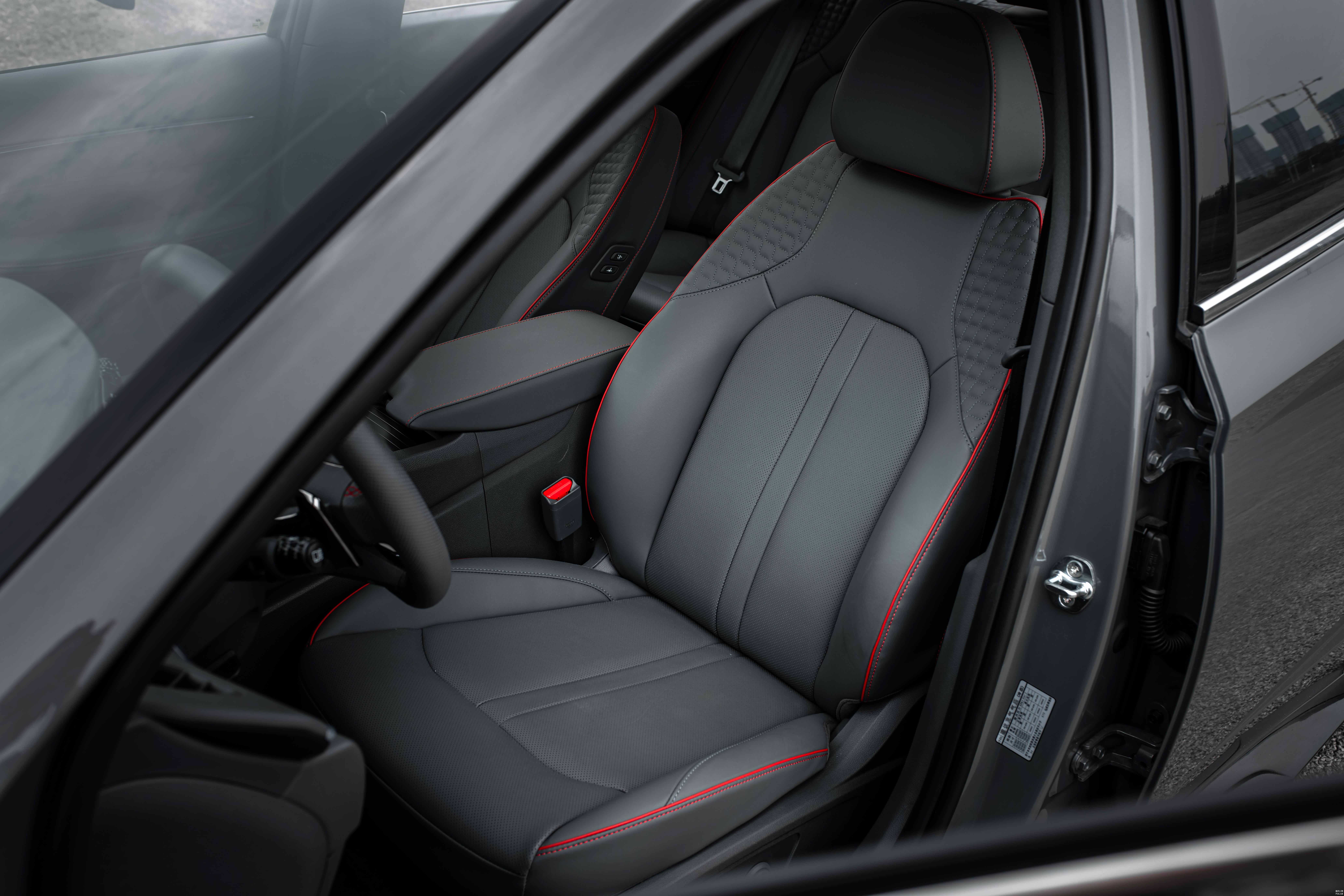 前排座椅根据人体工程师设计，舒适度较高