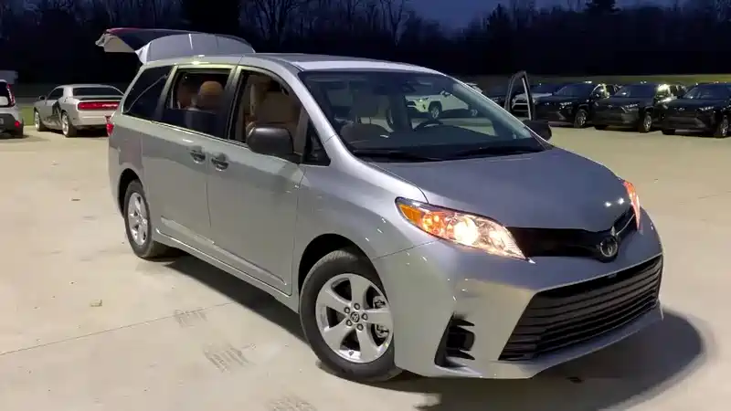 2020款丰田塞纳实车展示