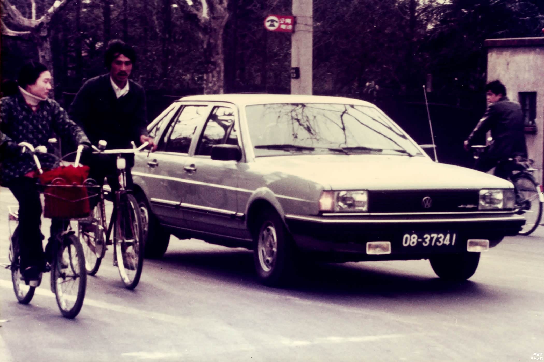 桑塔纳是当年同步引进的大众最新车型，一时倾倒众生