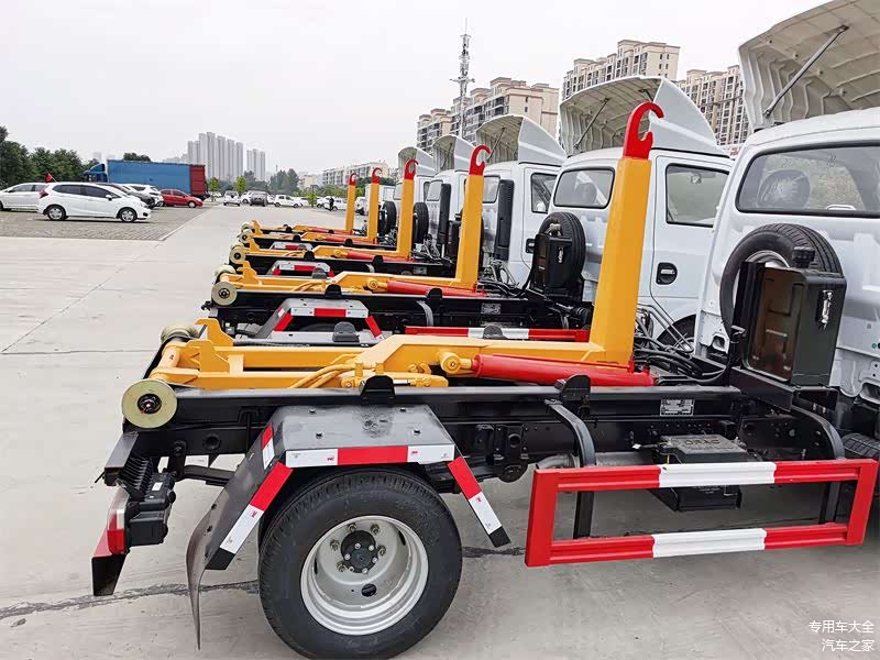 3方勾臂垃圾车 东风途逸车厢可卸式垃圾车图片