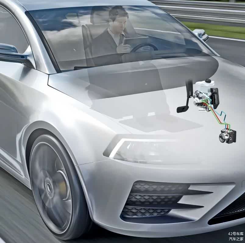 *然而我国目前的法规并不允许视线离开路面，切记。