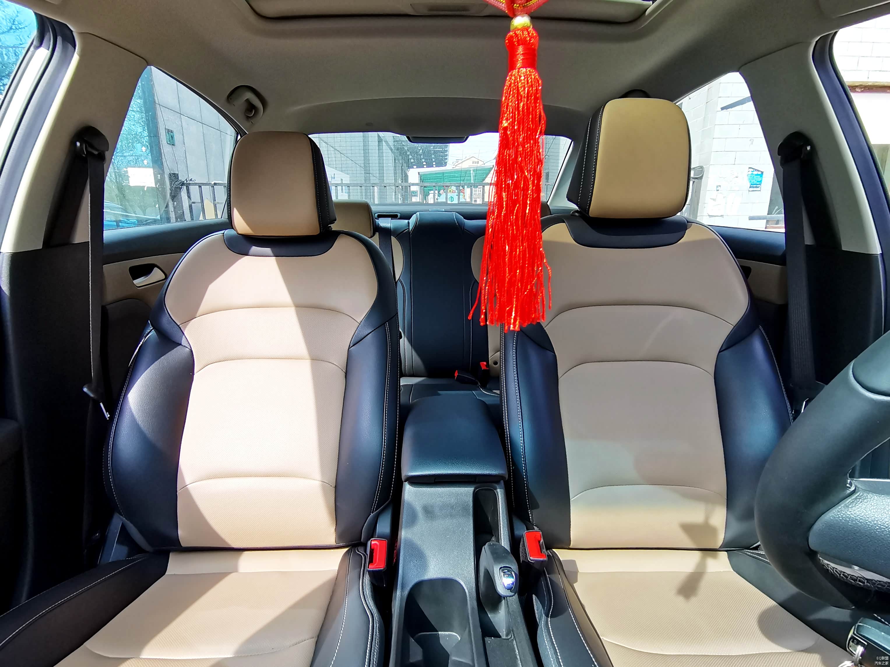 在户外阳光的照射下，车内的质感就显现出来了，雪佛兰号称的精品轿车还是有一定说服力的！