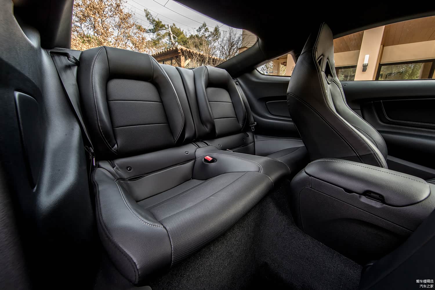 实车参考图（前排选装 Recaro 座椅）